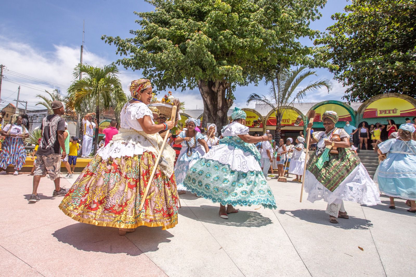 Capa: Tradicional Lavagem do Largo do Caranguejo celebra a 40ª edição com cortejo e shows em Lauro de Freitas