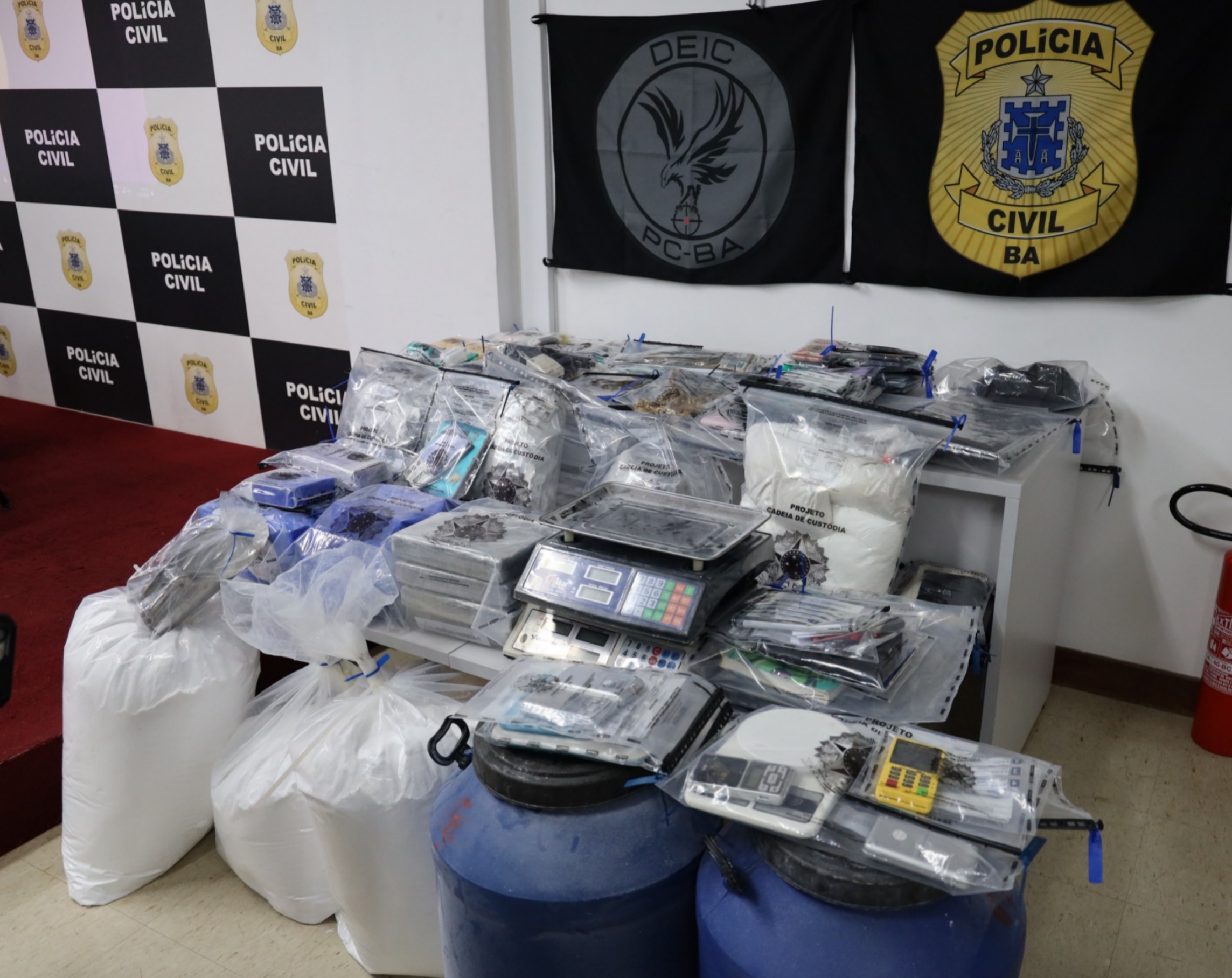 Capa: Megaoperação em cinco estados prende 46 integrantes de uma organização criminosa