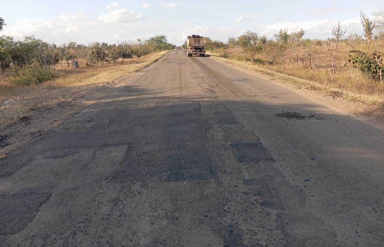 Capa: Governo da Bahia pavimentará mais de 175 km de rodovias em sete regiões do estado