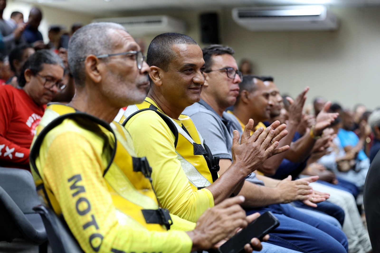 Capa: Governo da Bahia entrega mais de 200 certificados, kits de proteção e bags para mototaxistas e motofretistas