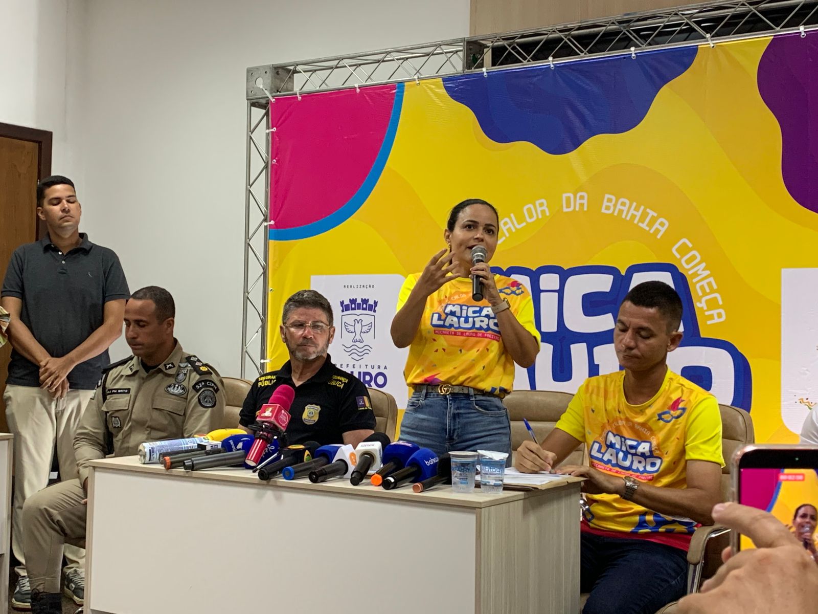 Capa: Mica Lauro – Prefeita Débora Régis explica bloqueio de ruas no entorno da folia