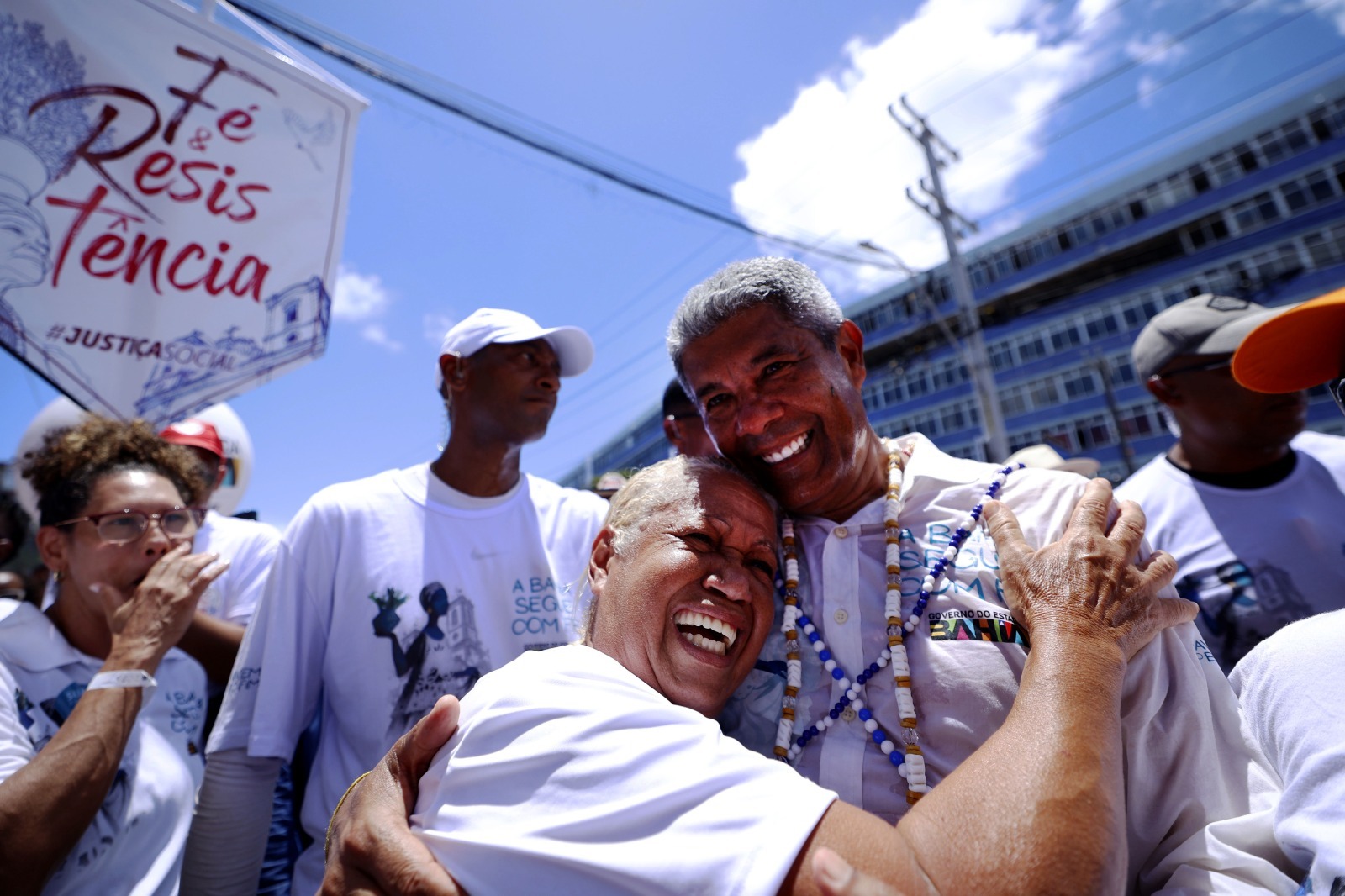 Capa: Governador Jerônimo Rodrigues celebra fé e tradição baiana na Lavagem do Bonfim