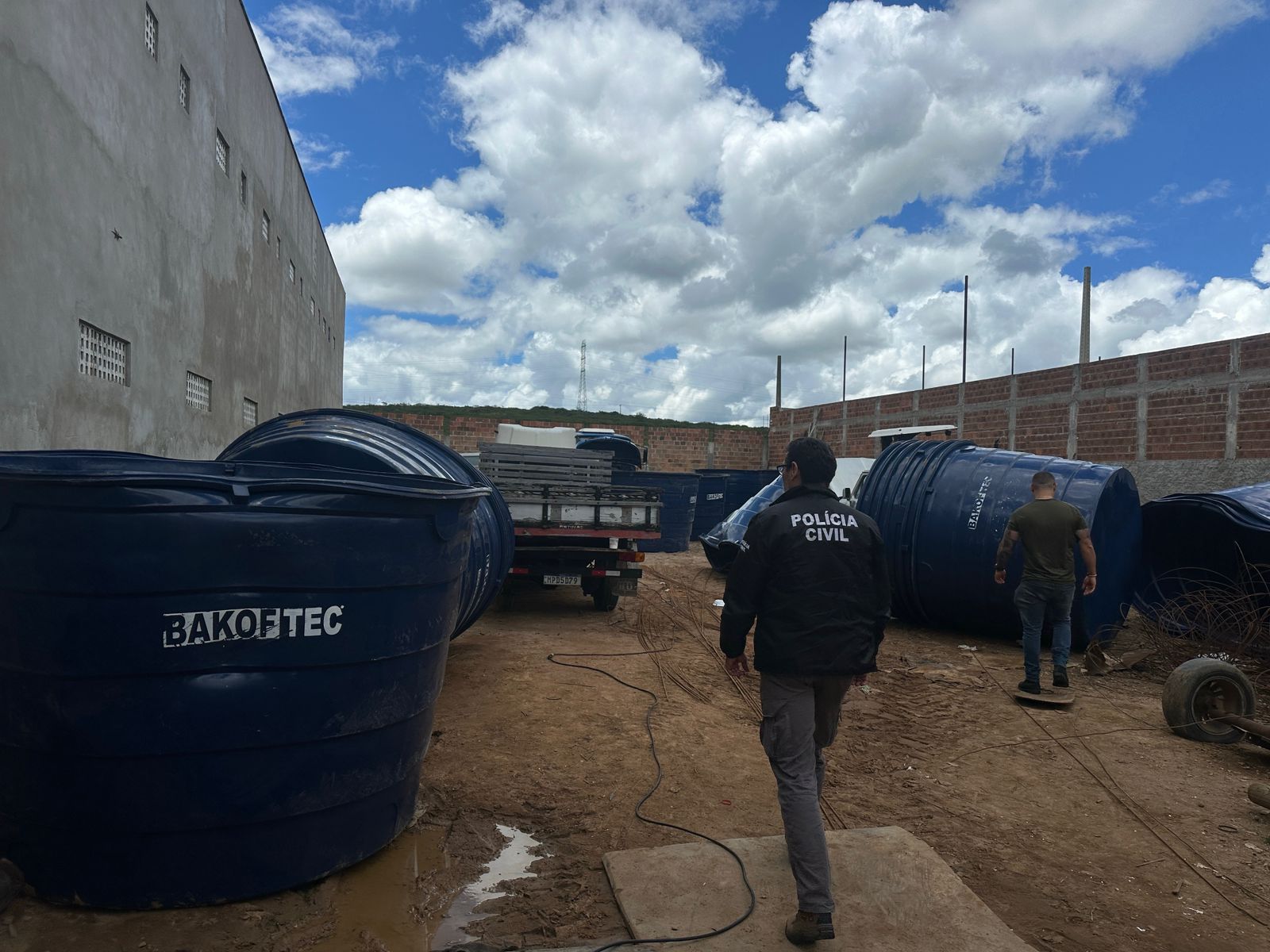 Capa: Polícia apreende 41 caixas d’água desviadas em Poções; vereador é suspeito de receptação