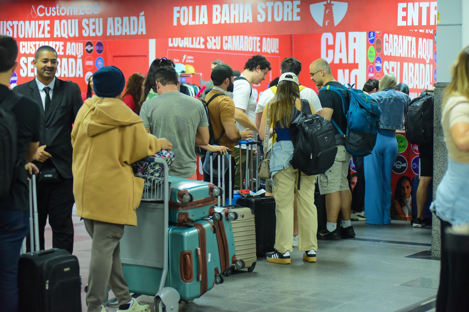 Capa: Carnaval de Salvador 2026 deve atrair mais de 1,2 milhão de turistas e movimentar R$ 2,6 bi na economia