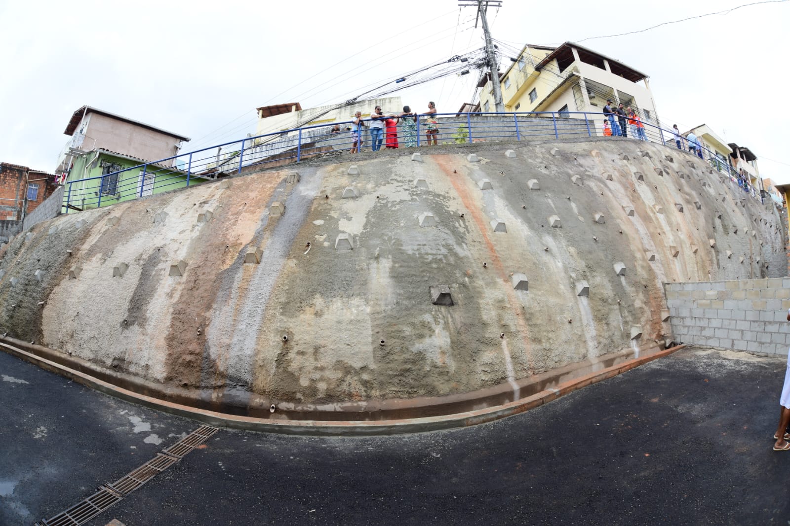 Capa: Prefeitura de Salvador entrega obra de contenção de encosta no Matatu de Brotas e chega a 574 áreas protegidas