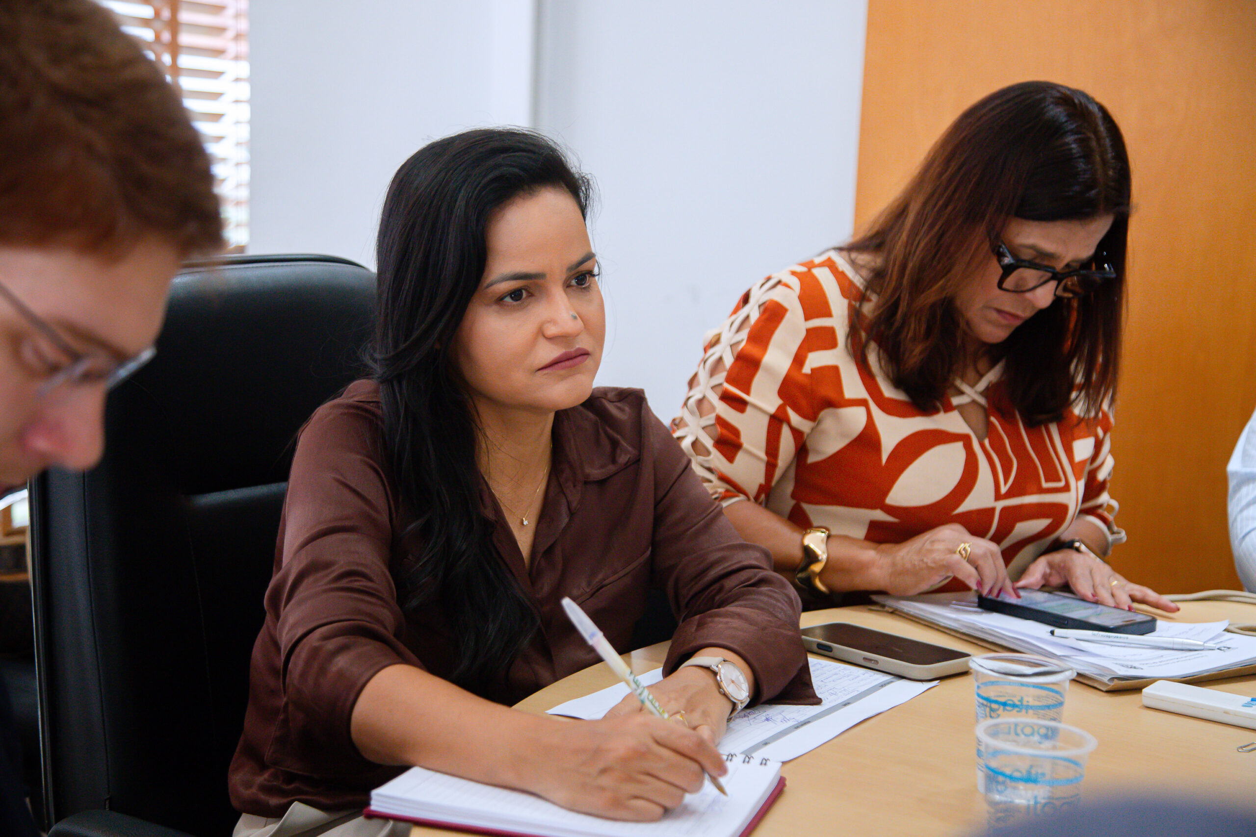 Capa: Lauro de Freitas: prefeita Débora Régis se reúne com empresários e associações para discutir IPTU 2026