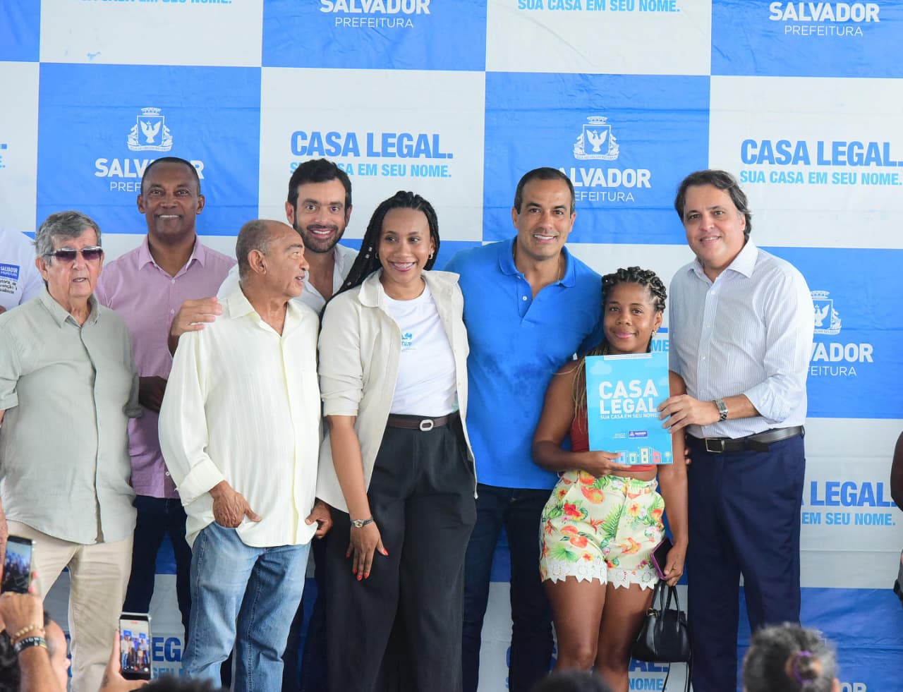 Capa: Prefeitura de Salvador entrega quase 5 mil títulos de propriedade em Paripe pelo programa Casa Legal