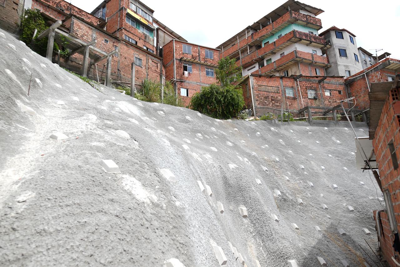 Capa: Com investimento de R$ 3,2 mi, contenção de encosta entregue pela Prefeitura de Salvador traz segurança a moradores de São Marcos