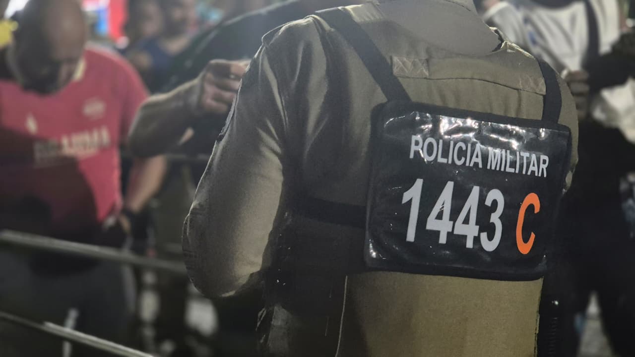 Capa: Carnaval de Salvador – PMBA prende cordeiro com pistola no portal do Morro do Gato