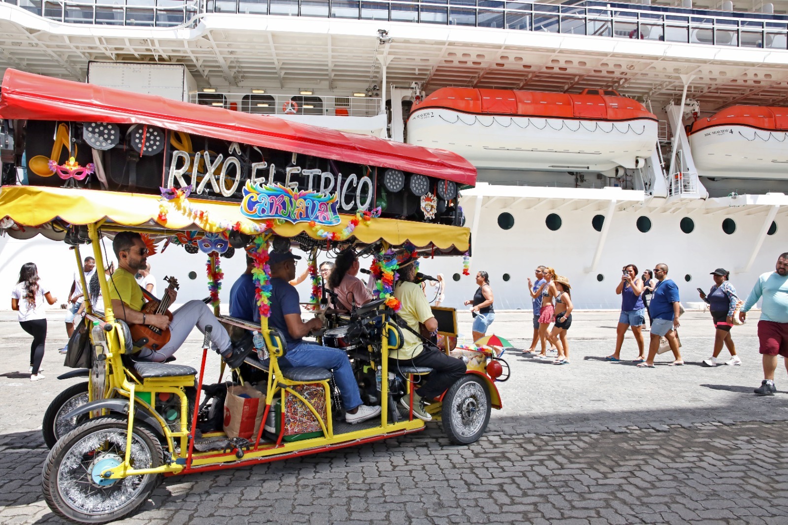 Capa: Maior cruzeiro da temporada chega a Salvador e passageiros são recebidos em clima de Carnaval