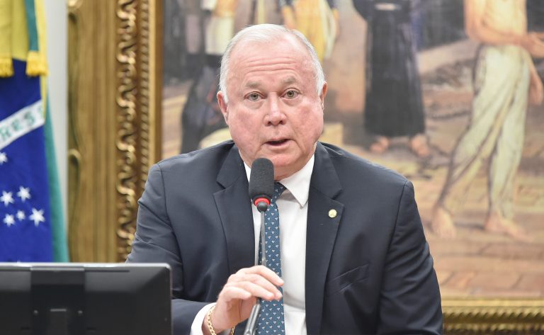 Capa: Quem é Paulo Azi, deputado eleito relator do fim da escala 6×1