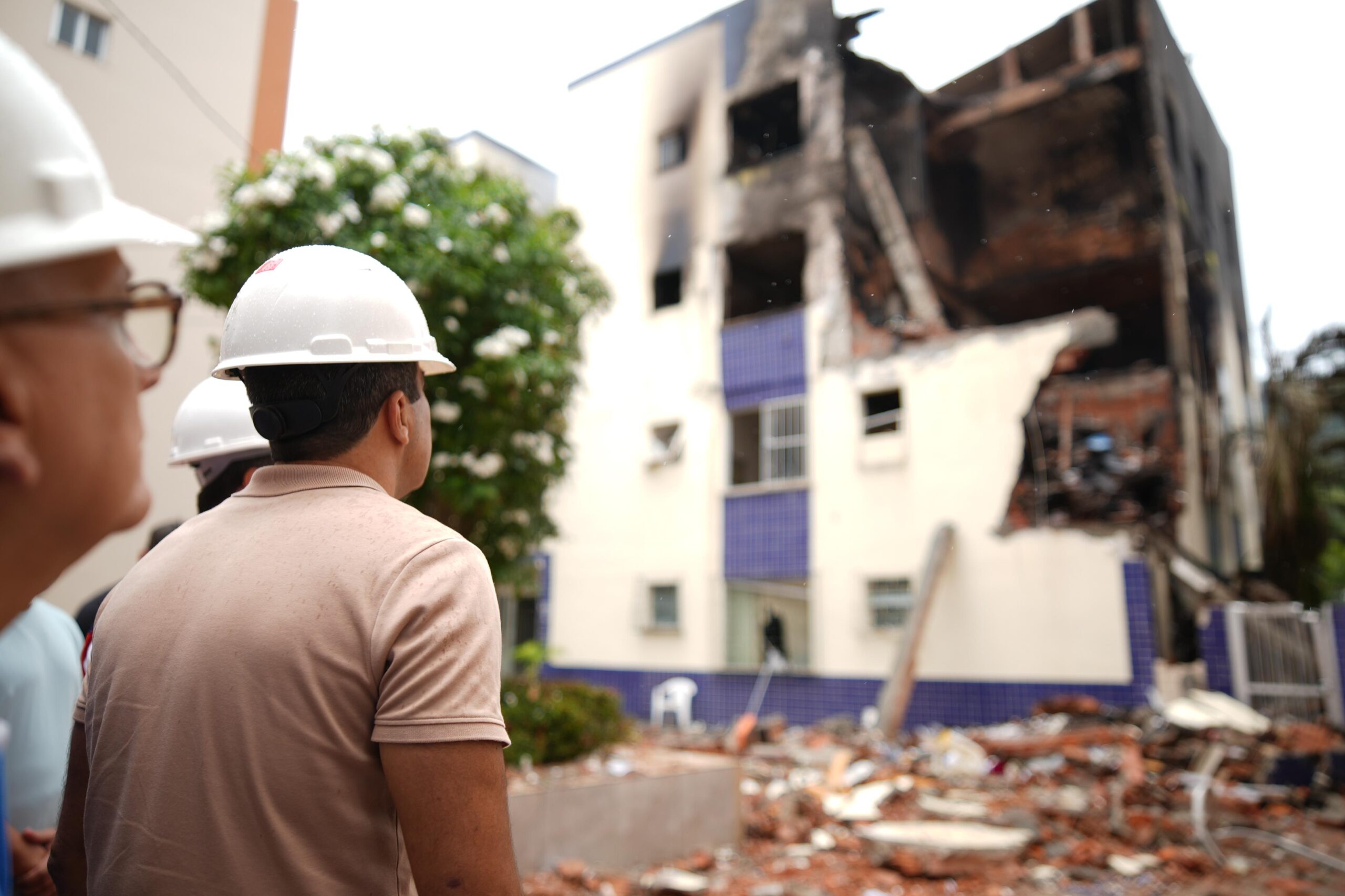 Capa: Prefeito de Salvador vistoria prédio atingido por incêndio no Stiep e anuncia medidas de assistência aos moradores