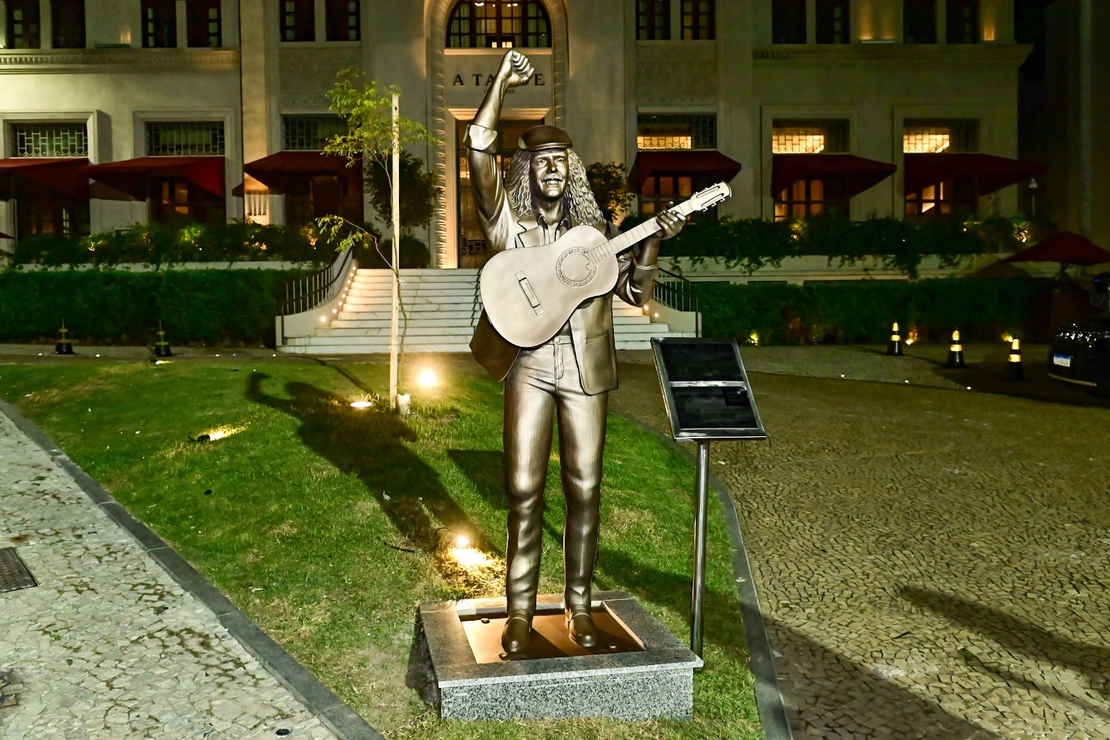 Capa: Moraes Moreira é homenageado com estátua na Praça Castro Alves, em Salvador