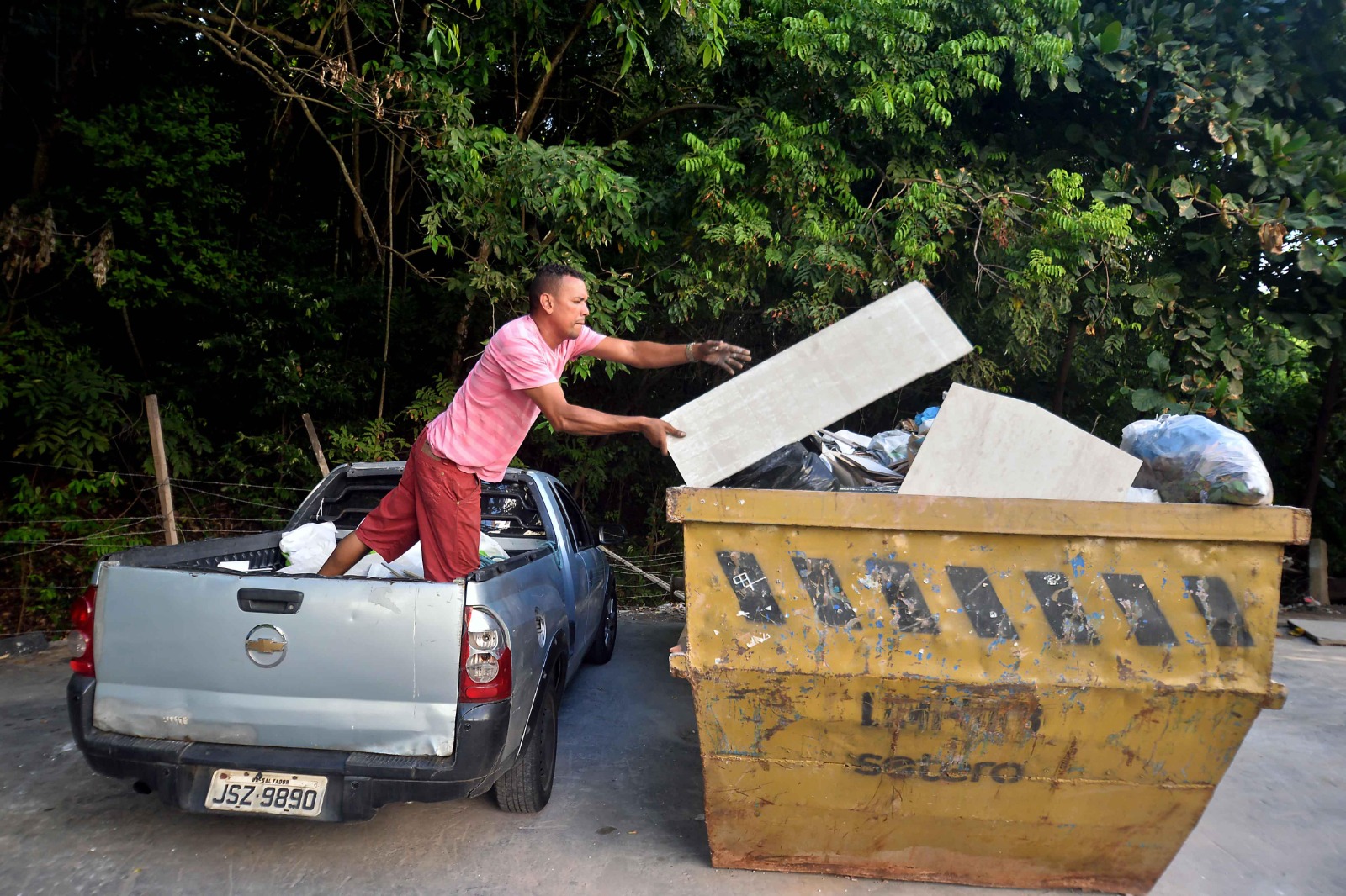 Capa: Descarte irregular de entulho causa transtornos na cidade e pode gerar multa; saiba como fazer o procedimento correto em Salvador