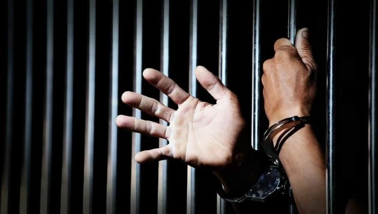 Capa: Cadeia para devedores de pensão transforma réus primários em criminosos da noite para o dia