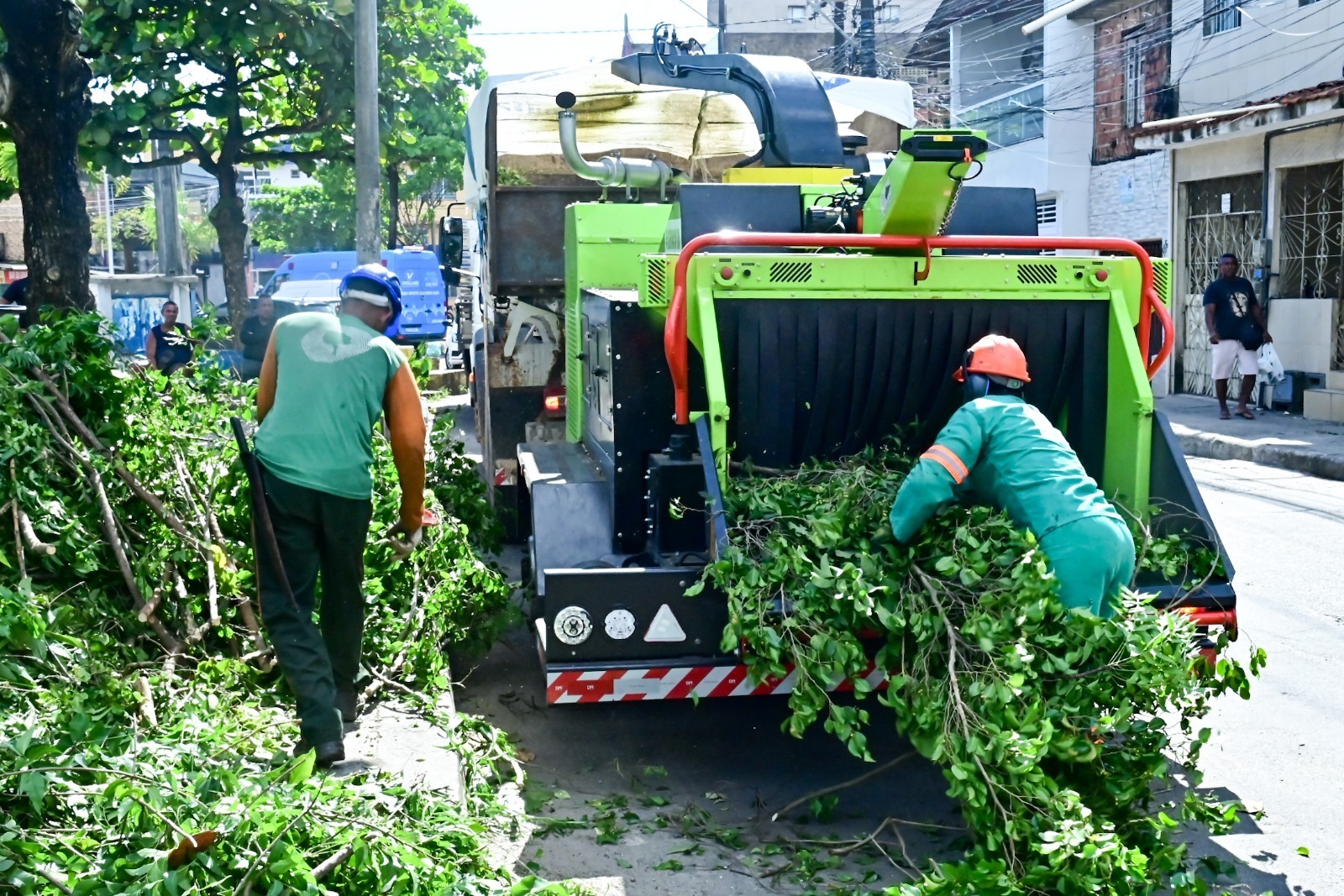 Capa: Salvador conta com primeira máquina trituradora de podas para reciclagem orgânica