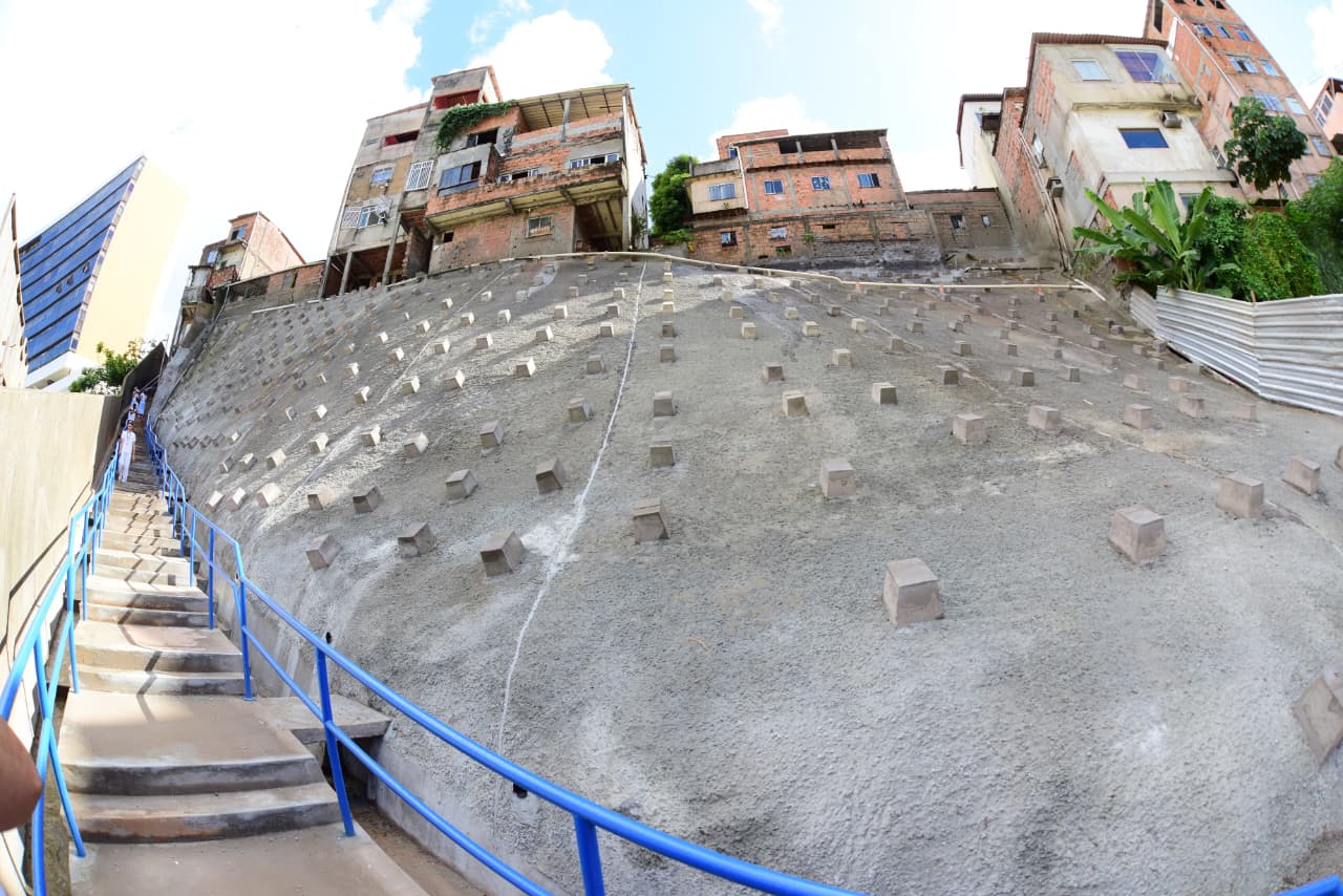 Capa: Contenção de encosta no Garcia traz segurança e tranquilidade a moradores