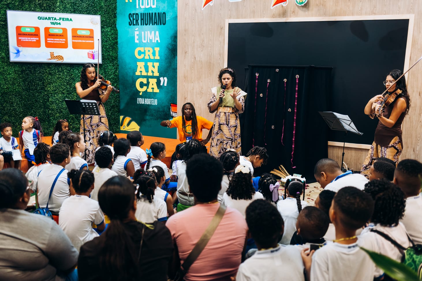Capa: Em menos de 24h, mais de 1mil pessoas visitam estande do Mundo Encantado da Criança na Bienal do Livro Bahia