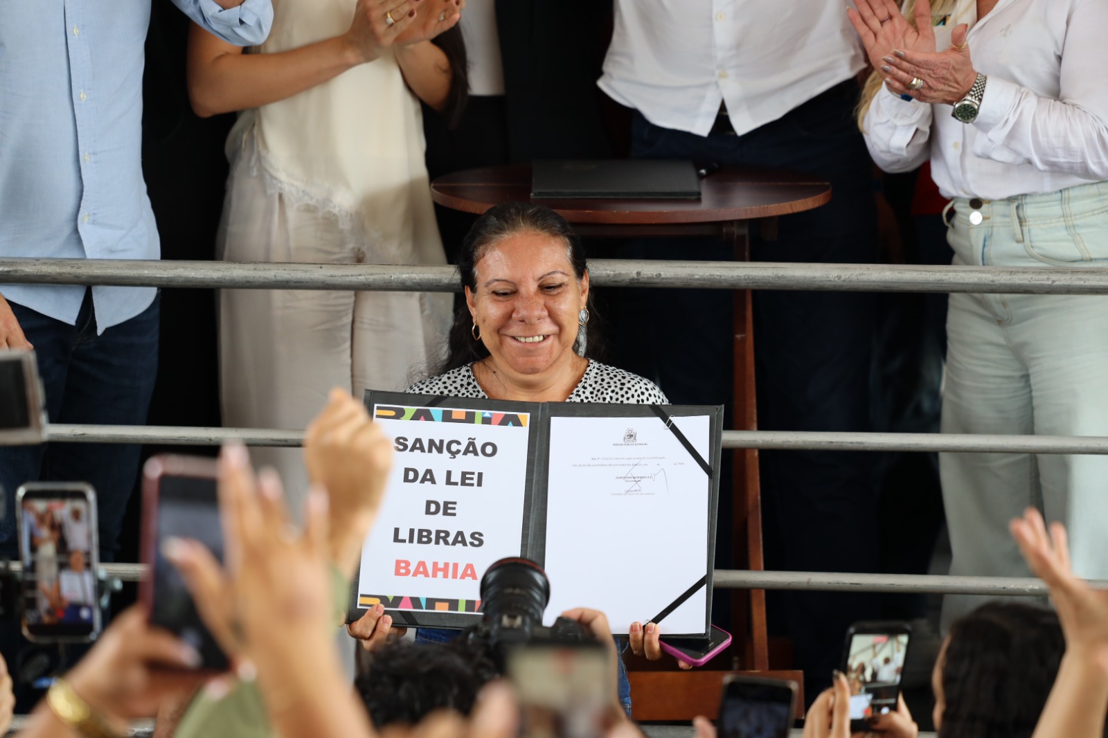 Capa: Lei que reconhece a Libras como meio legal de comunicação é sancionada na Bahia