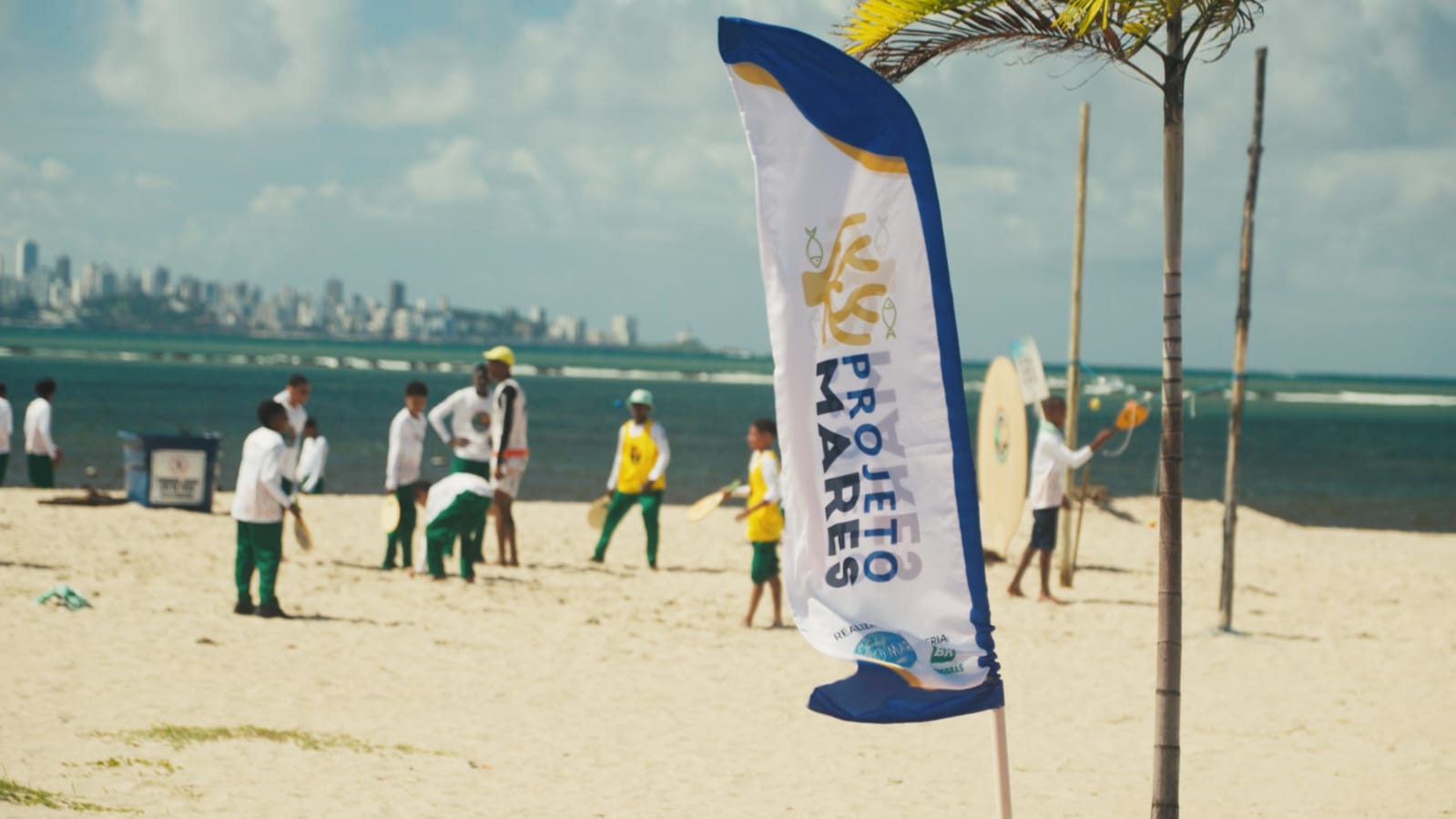 Capa: Projeto Mares retira 155 kg de resíduos da praia e do mar na Ilha de Itaparica