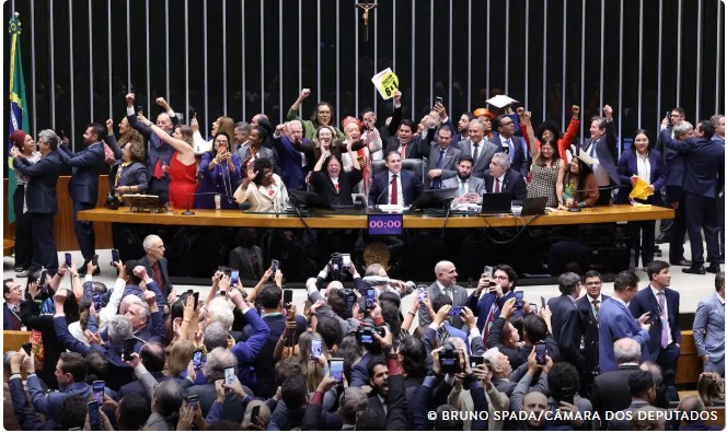 Capa: Saiba como votaram os deputados na PEC que acaba com a escala 6×1
