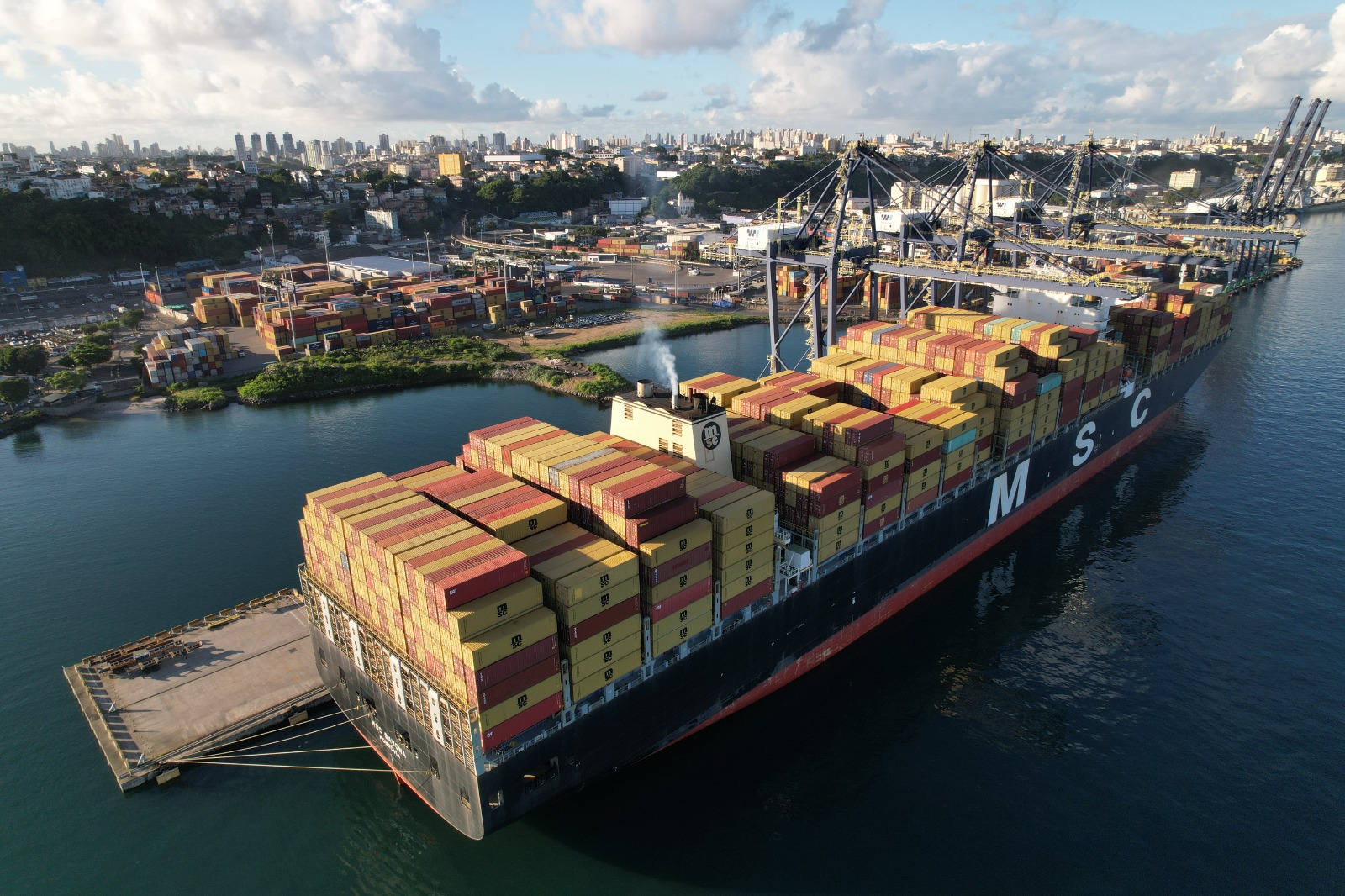 Capa: Navio com mais de 800 t de materiais chega à Bahia para iniciar obras da Ponte Salvador–Itaparica