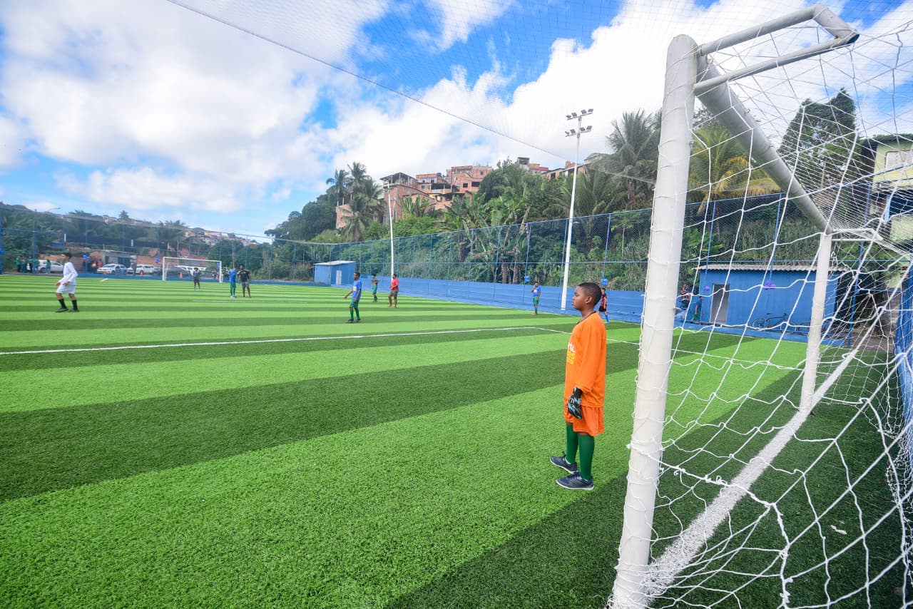 Capa: Arena Oásis, em Cajazeiras V, é o 99º campo com grama sintética entregue pela Prefeitura de  Salvador