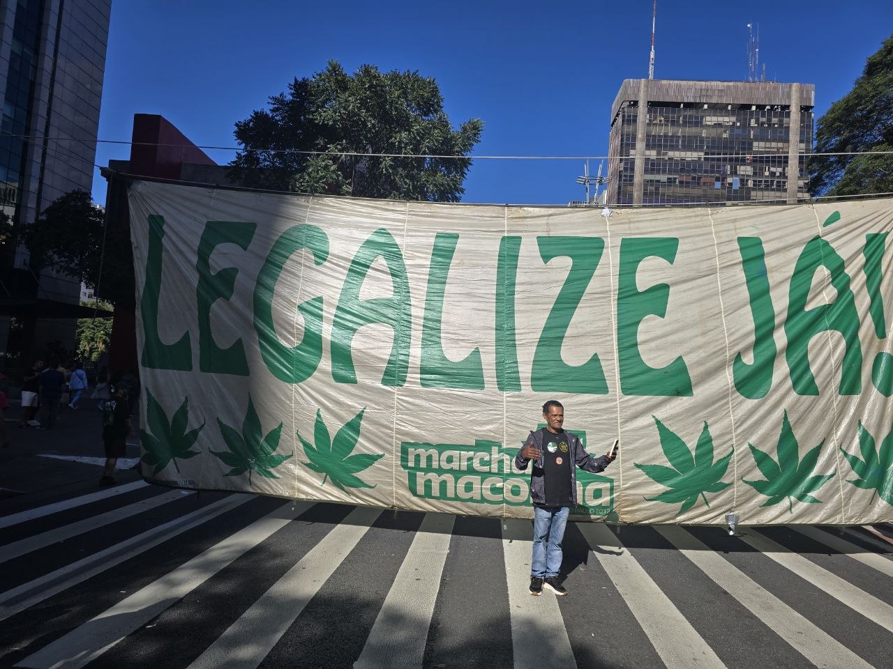 Capa: Marcha em São Paulo pede legalização da maconha