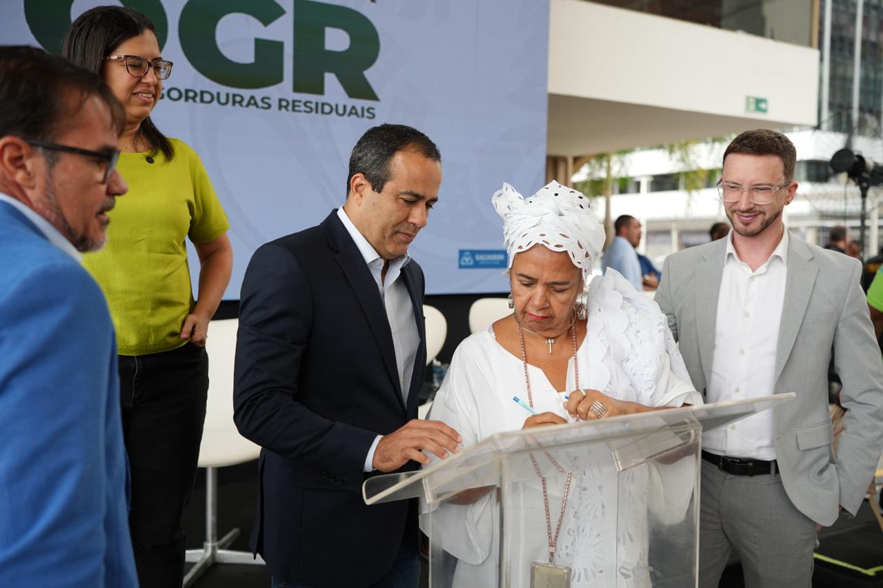 Capa: Prefeitura de Salvador e Petrobras lançam programa para transformar óleo usado no biodiesel em geração de renda para cooperativas