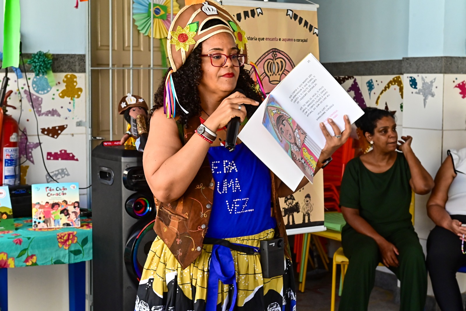 Capa: Professora-autora leva história de Luiz Gonzaga a alunos da rede municipal de Salvador