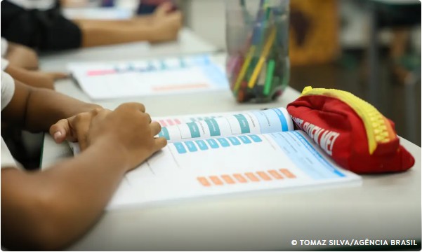 Capa: Educação política passa a integrar currículo escolar brasileiro
