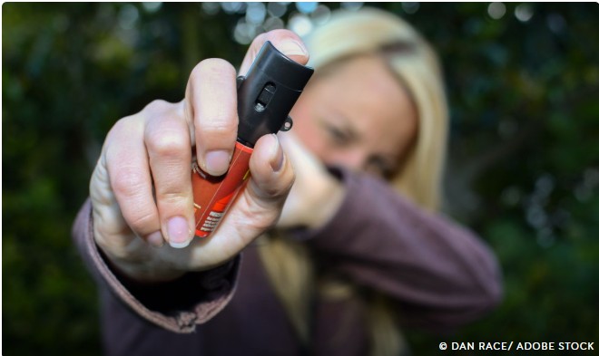 Capa: Mulheres podem comprar e usar spray de pimenta para defesa pessoal