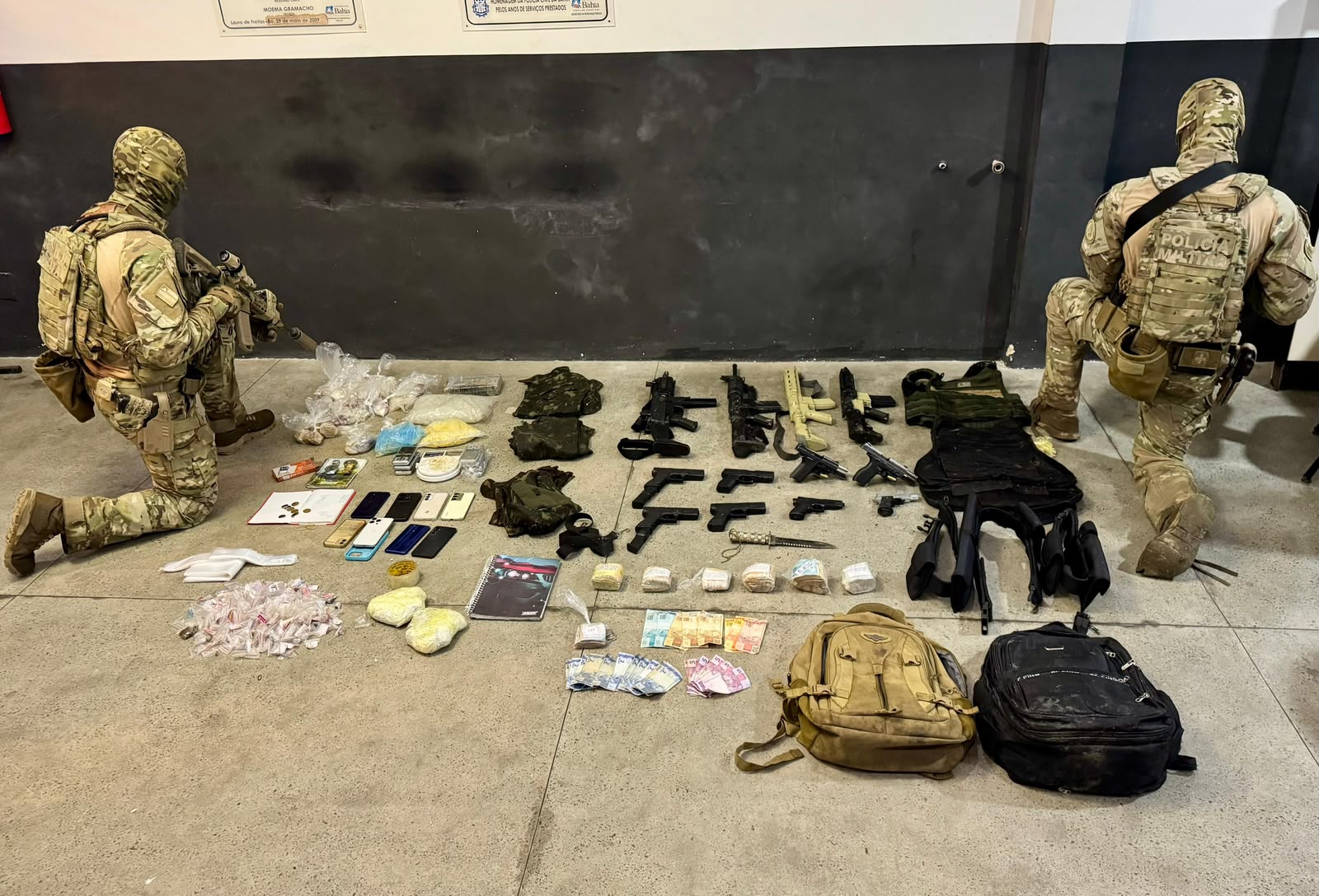 Capa: PMBA alcança traficantes que exibiram armas em Lauro de Freitas