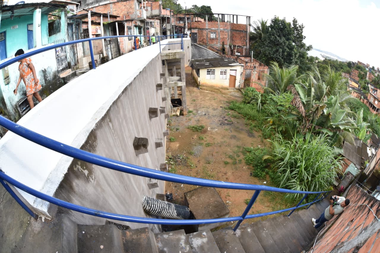 Capa: Prefeitura de Salvador entrega pacote com 12 obras de contenção no Alto da Terezinha e chega a 607 encostas protegidas na cidade