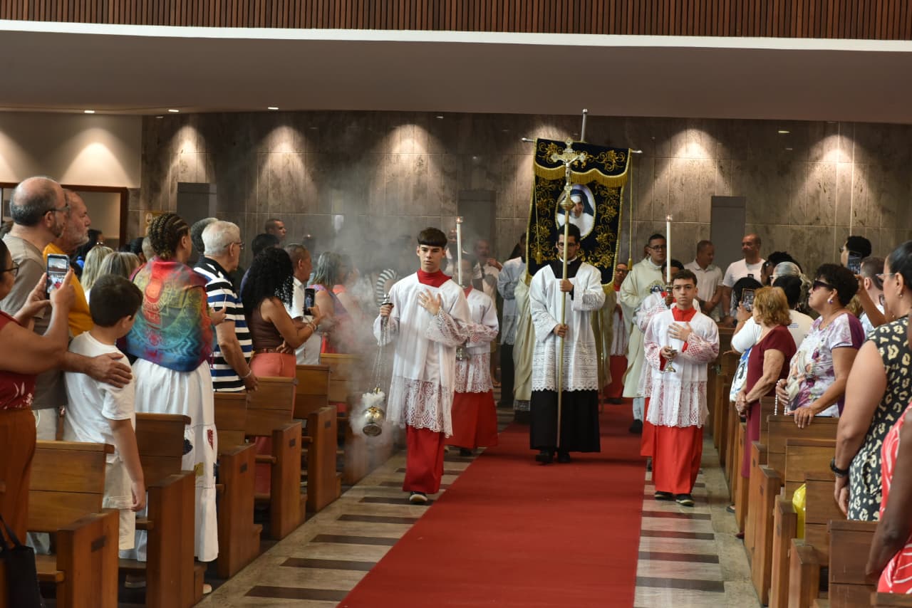 Capa: Missa de abertura da Festa de Santa Dulce dos Pobres é realizada em Salvador