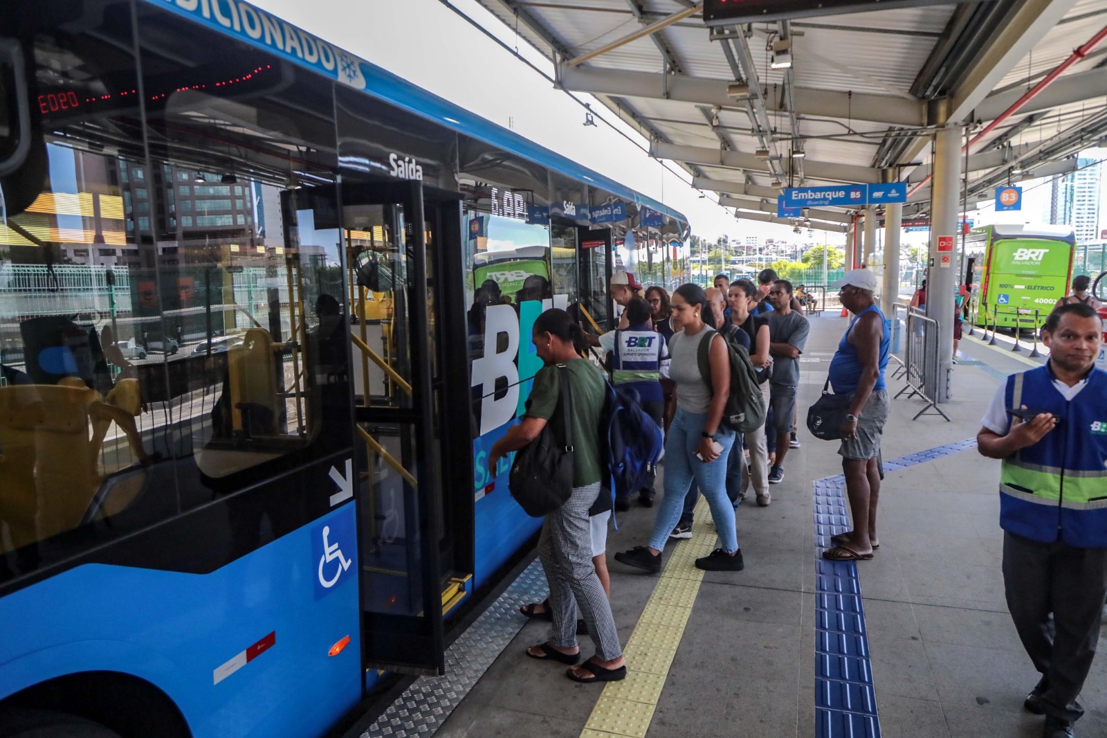 Capa: Salvador inicia etapa preparatória para a aquisição de 100 ônibus elétricos