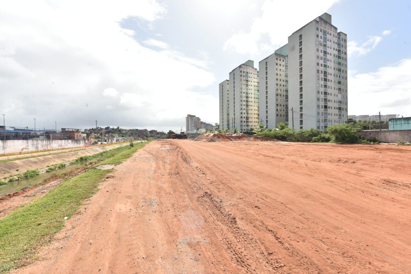 Capa: Ligação viária na Rua da Gratidão é iniciada pela Prefeitura de Salvador