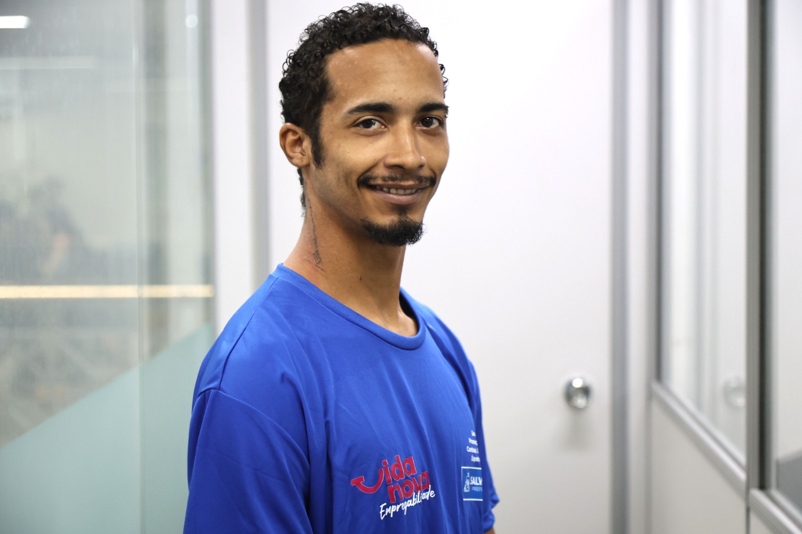 Capa: Vida Nova Empregabilidade: jovem supera extrema pobreza e inspira outras pessoas em Unidade de Acolhimento