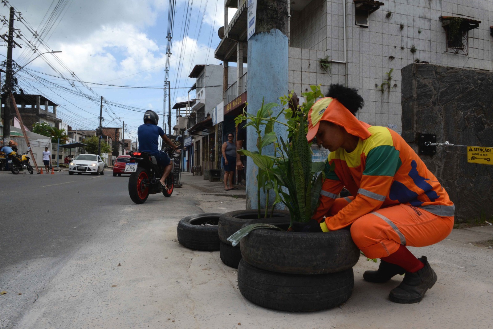 Capa: Limpurb implanta novamente Ponto Verde em área de descarte irregular de resíduos em Periperi