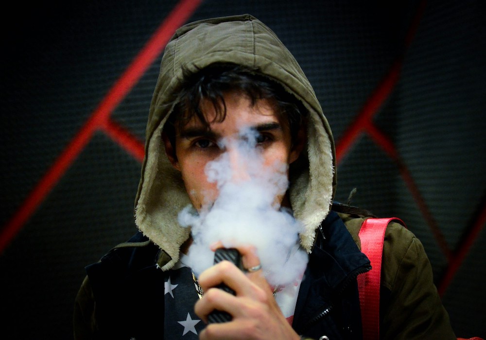 Capa: Uso de cigarro eletrônico por adolescentes está associado à solidão, uso de álcool e influência social