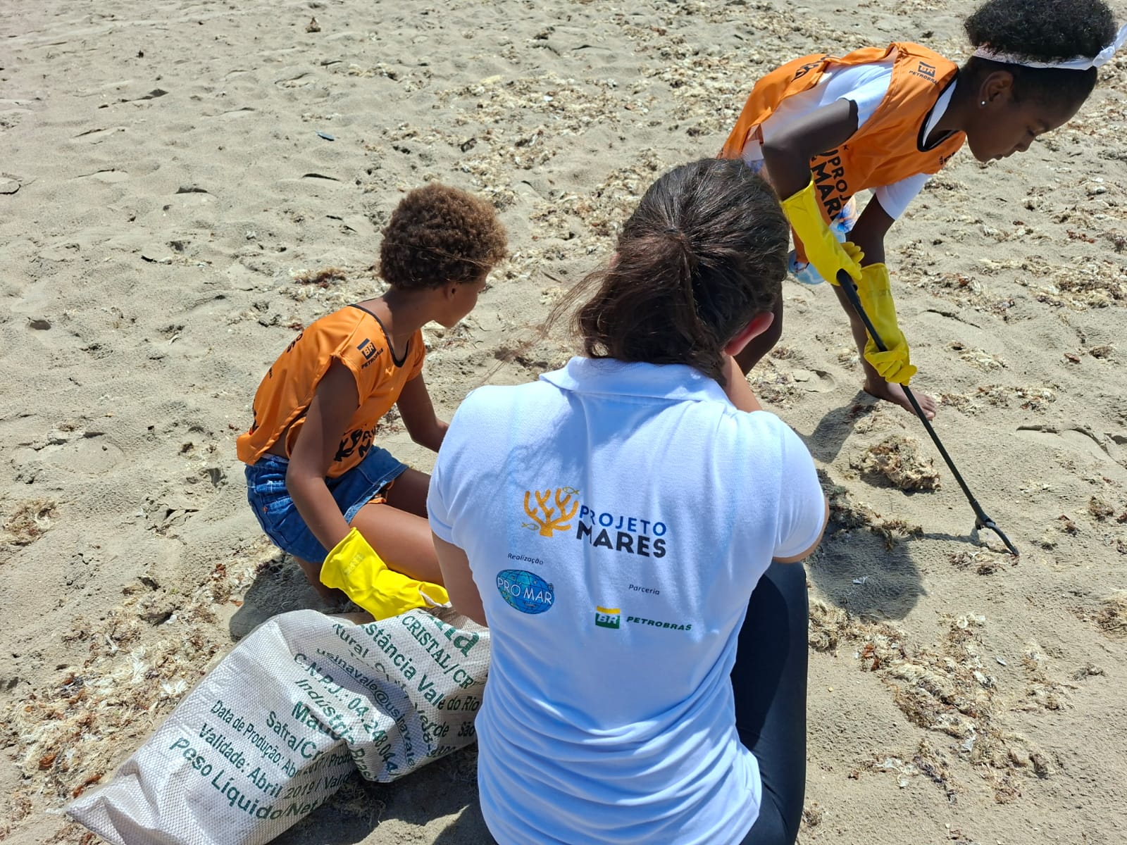 Capa: Projeto Mares recolhe 165 quilos de resíduos em ação de limpeza de praia em Mar Grande