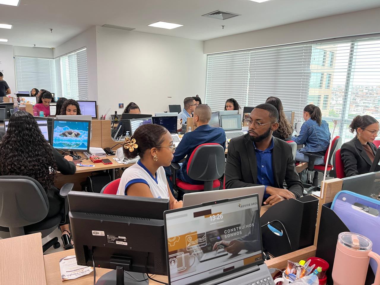 Capa: Sombra por um Dia conecta jovens ao mercado de trabalho; mais de 300 já participam na Bahia