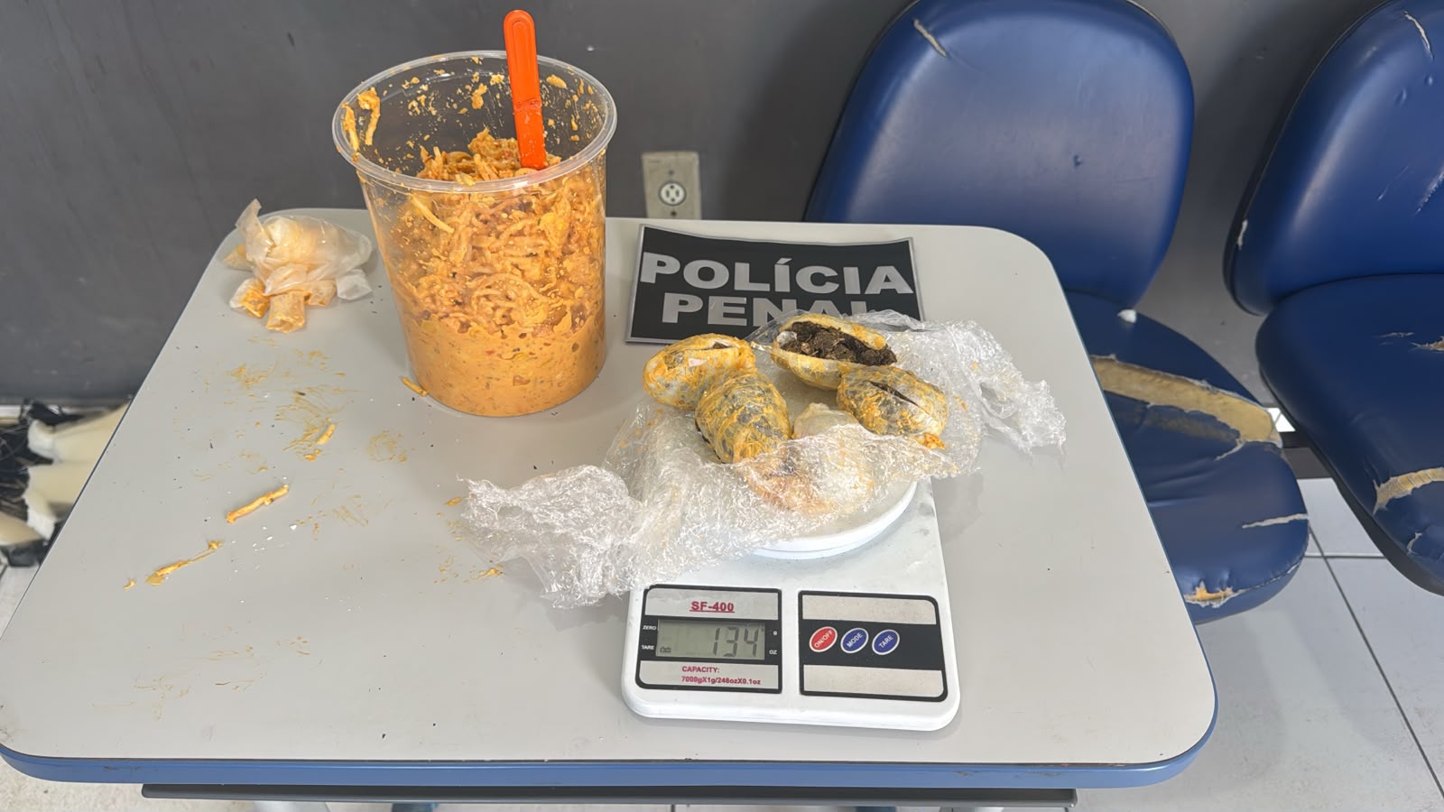 Capa: Estrogonofe sabor maconha: mulher é presa ao tentar entrar em Presídio de Feira de Santana com drogas escondidas em refeição