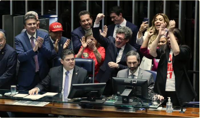 Capa: Senado aprova fim da escala 6×1 e redução da jornada de trabalho