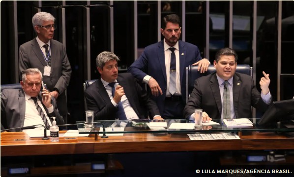 Capa: Alcolumbre retira PEC da Segurança Pública da pauta do Senado