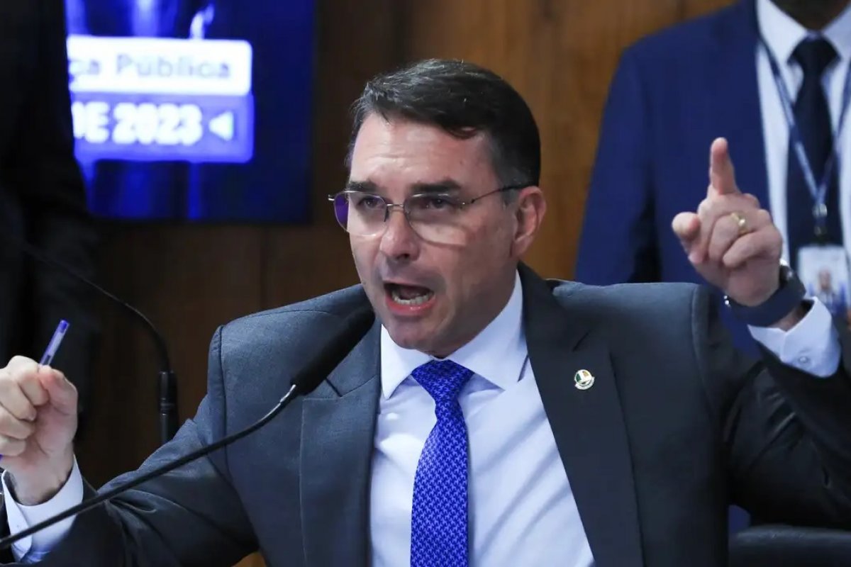 Capa: Justiça da Bahia suspende entrega de Título de Cidadão Soteropolitano a Flávio Bolsonaro