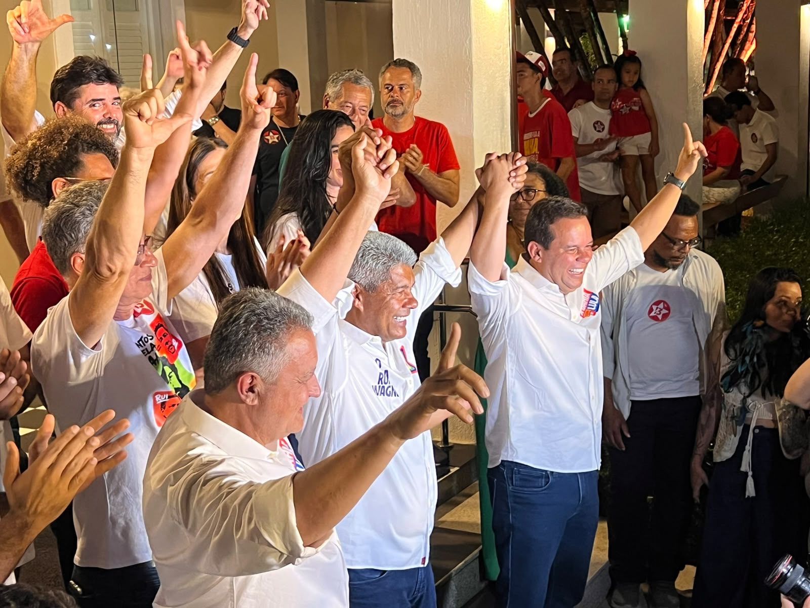 Capa: Jerônimo Rodrigues é reeleito ao Governo da Bahia em 1º turno; Rui Costa e Jaques Wagner estão no Senado