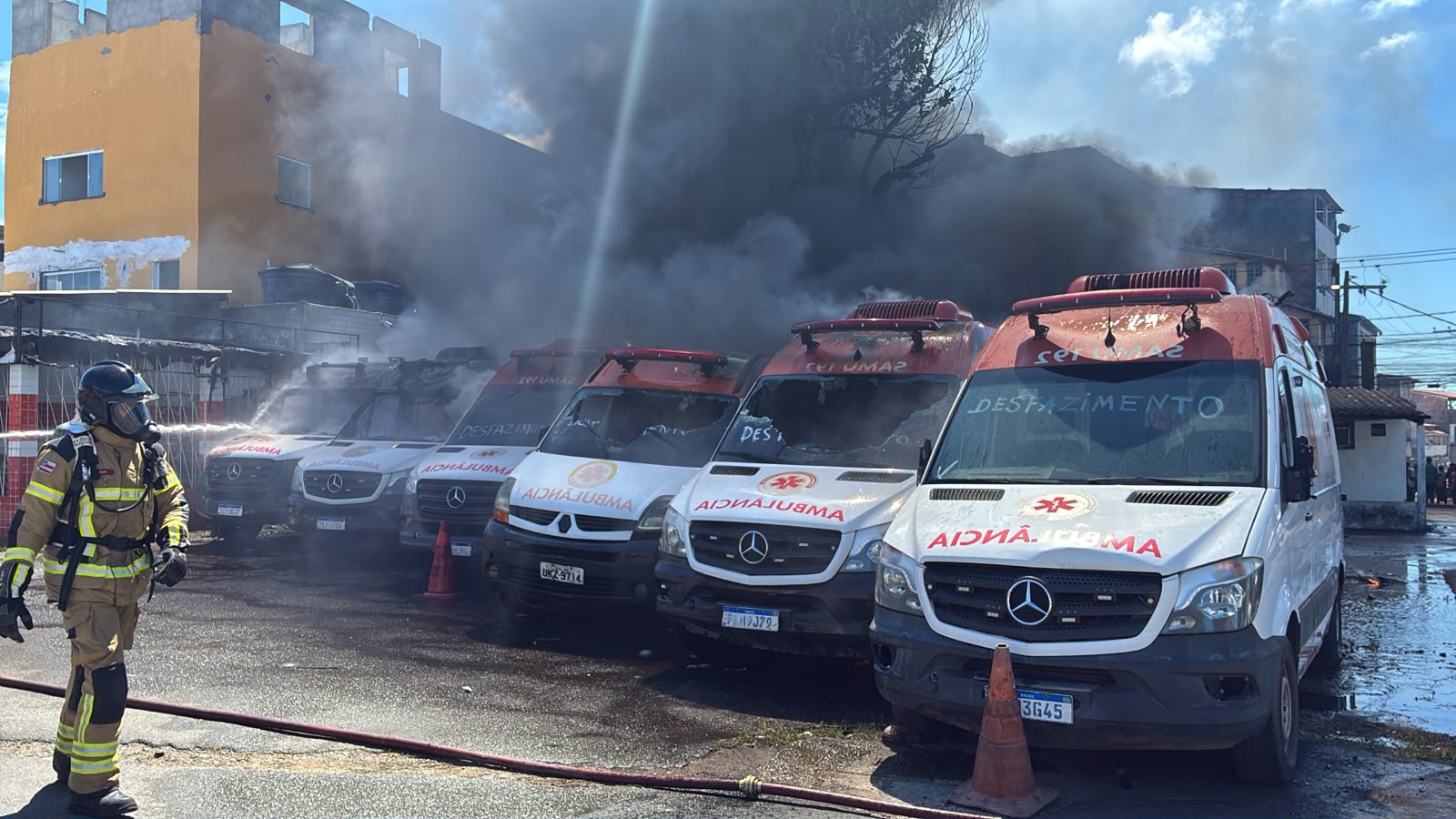 Capa: Incêndio atinge ambulâncias desativadas do Samu em Salvador; suspeita é de ação criminosa