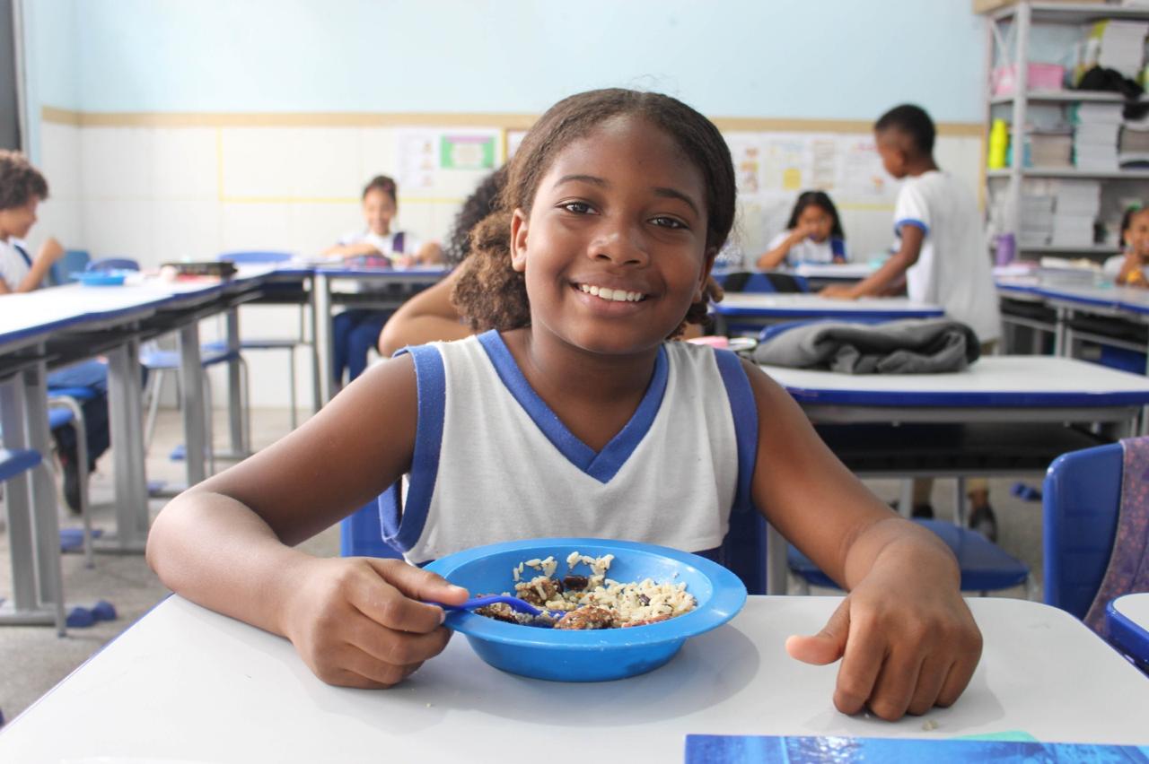 Capa: Salvador serve 180 mil refeições balanceadas por dia a 160 mil estudantes da rede municipal
